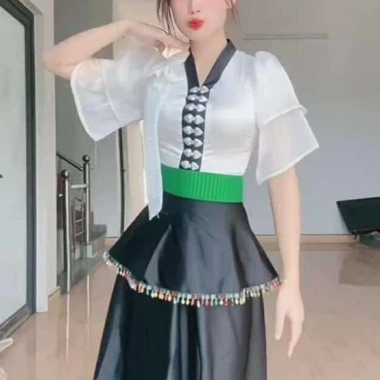 Áo cóm cổ V phi bóng trắng nẹp đen nơ tay tơ 2 lớp dân tộc Thái giảm giá 250k Áo cóm cổ V phi bóng trắng nẹp đen nơ tay tơ 2 lớp dân tộc Thái giảm giá 250k