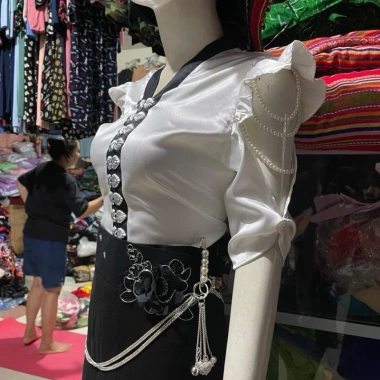 Áo cóm cổ V phi bóng trắng nẹp đen tay nơ dây ngọc, dân tộc Thái, giảm còn 250k 2 Áo cóm cổ V phi bóng trắng nẹp đen tay nơ dây ngọc, dân tộc Thái, giảm còn 250k 2