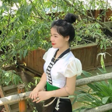 Áo cóm cổ V phi bóng trắng nẹp đen tay tơ nơ – áo dân tộc Thái giảm giá 200k 2 Áo cóm cổ V phi bóng trắng nẹp đen tay tơ nơ – áo dân tộc Thái giảm giá 200k 2
