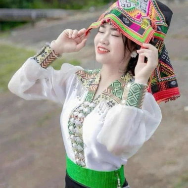 Áo cóm cổ V phi bóng trắng, nẹp ngực thổ cẩm xanh, dây xích tay, tơ dài – Giá 250.000đ (Giảm từ 315.000đ) 2