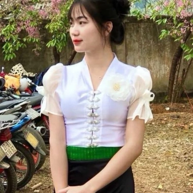 Áo cóm cổ V phi bóng trắng nẹp trắng tay cộc, dây nơ hoa ngực - Dân tộc Thái giá 250k 2 Áo cóm cổ V phi bóng trắng nẹp trắng tay cộc, dây nơ hoa ngực - Dân tộc Thái giá 250k 2
