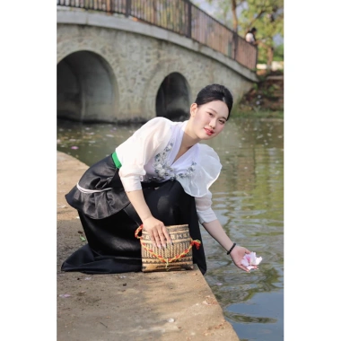 Áo cóm cổ V phi bóng trắng, nẹp trắng, tơ riềm tay, tơ lỡ dài - khâu hoa cung, dân tộc Thái, giảm giá 320k 3 Áo cóm cổ V phi bóng trắng, nẹp trắng, tơ riềm tay, tơ lỡ dài - khâu hoa cung, dân tộc Thái, giảm giá 320k 3
