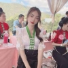 Áo cóm cổ V phi bóng trắng nẹp xanh tay tơ nơ dây ngọc dân tộc Thái 270.000 VND