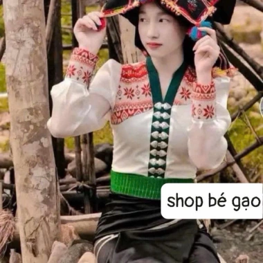 Áo cóm cổ V phi bóng trắng nẹp xanh thổ cẩm mới tay tơ dài - Giá ưu đãi 250.000₫ Áo cóm cổ V phi bóng trắng nẹp xanh thổ cẩm mới tay tơ dài - Giá ưu đãi 250.000₫