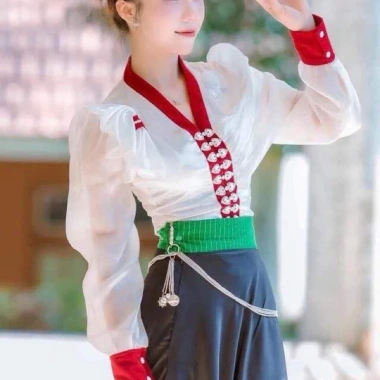 Áo cóm dân tộc thái cổ V phi bóng trắng, nẹp đỏ tươi, nơ 1 cánh bướm, tay tơ dài - Giá chỉ 250.000đ 2