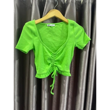 Áo crop Zarra size S như mới, kiểu dáng trẻ trung, giảm giá 220k Thời trang nữ