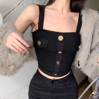 Áo Croptop 2 Dây Một Hàng Cúc Đen Trắng - Giá 95.000₫, Thời Trang Nữ Sành Điệu
