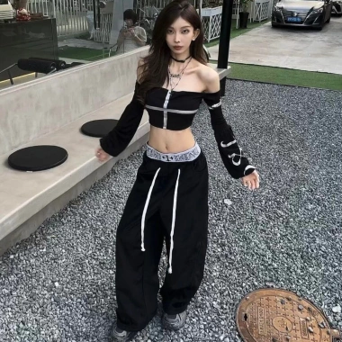 Áo croptop ngắn chữ thập đỏ tối với chi tiết bạc - Thời trang 304k giảm giá 2