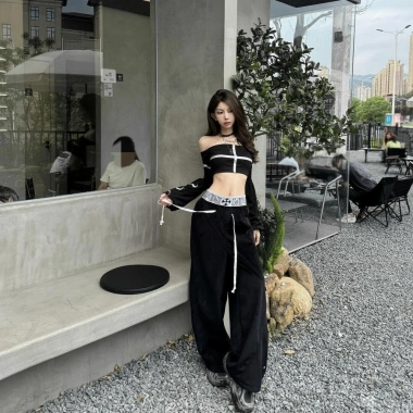 Áo croptop ngắn chữ thập đỏ tối với chi tiết bạc - Thời trang 304k giảm giá 4