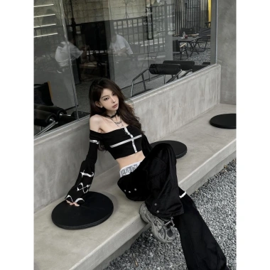 Áo croptop ngắn chữ thập đỏ tối với chi tiết bạc - Thời trang 304k giảm giá 5