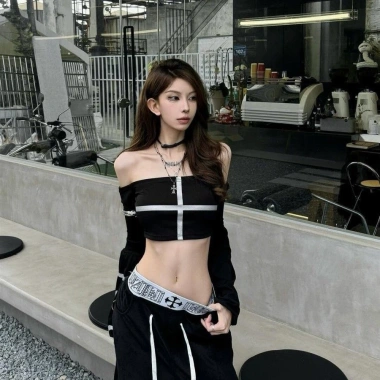 Áo croptop ngắn chữ thập đỏ tối với chi tiết bạc - Thời trang 304k giảm giá 9