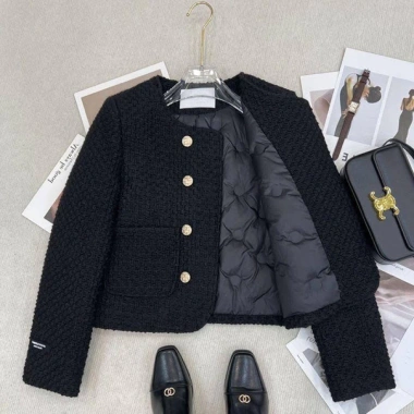 Áo dạ tweed đen trần bóng QC – Chất liệu cao cấp, giảm giá 22% chỉ 350.000₫ 3 Áo dạ tweed đen trần bóng QC – Chất liệu cao cấp, giảm giá 22% chỉ 350.000₫ 3