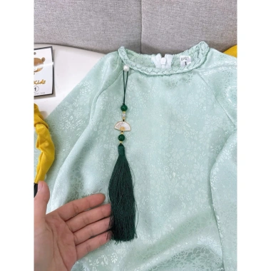 Áo dài áo đai Tân gấm xanh mint cho bé gái 10-30kg, cổ Tết, kèm bờm - Đồ lễ Tết thời trang trẻ em, đẹp mắt, giá ưu đãi 169.000₫ 5