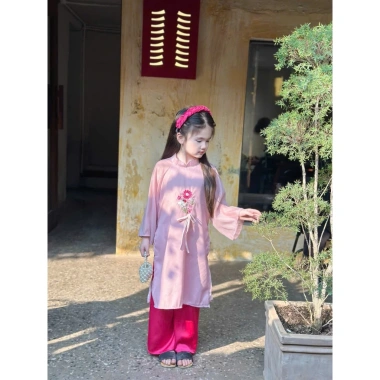 Áo dài bé gái 3 bộ (áo+quần+xược) thêu hoa cách tân Tết - Hanna 9-32kg 139k 3 Áo dài bé gái 3 bộ (áo+quần+xược) thêu hoa cách tân Tết - Hanna 9-32kg 139k 3