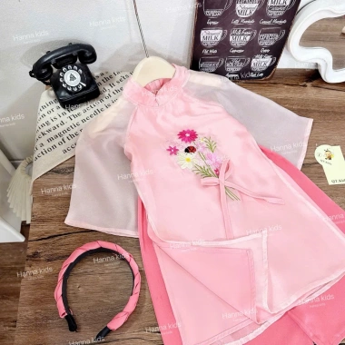 Áo dài bé gái 3 bộ (áo+quần+xược) thêu hoa cách tân Tết - Hanna 9-32kg 139k