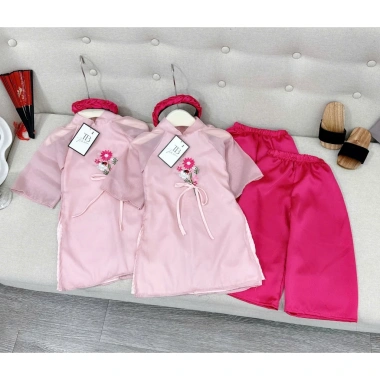 Áo dài bé gái 3 bộ (áo+quần+xược) thêu hoa cách tân Tết - Hanna 9-32kg 139k 8 Áo dài bé gái 3 bộ (áo+quần+xược) thêu hoa cách tân Tết - Hanna 9-32kg 139k 8