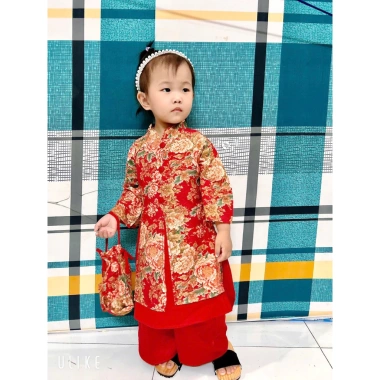 Áo Dài Bé Gái 4 Tà Hoa Mẫu Đơn, Túi Vải + Cài Ngọc Xinh – 209.000 VND 3