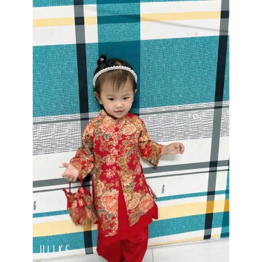 Áo Dài Bé Gái 4 Tà Hoa Mẫu Đơn, Túi Vải + Cài Ngọc Xinh – 209.000 VND 5