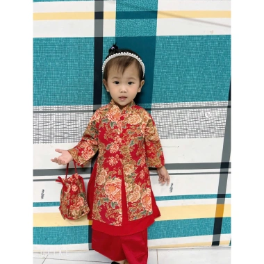 Áo Dài Bé Gái 4 Tà Hoa Mẫu Đơn, Túi Vải + Cài Ngọc Xinh – 209.000 VND 9