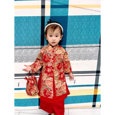 Áo Dài Bé Gái 4 Tà Hoa Mẫu Đơn, Túi Vải + Cài Ngọc Xinh – 209.000 VND 10