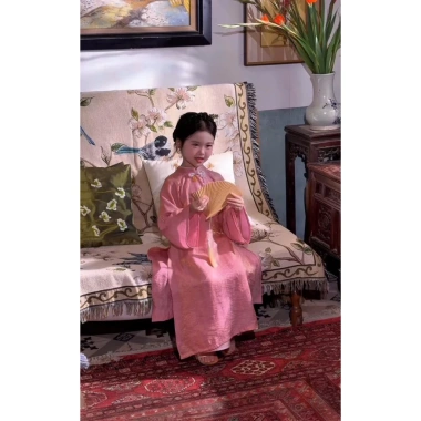 Áo dài bé gái Cát Tường màu hồng cách tân Tết 2.026 - Bộ Mẹ&bé MB25.835 5 Áo dài bé gái Cát Tường màu hồng cách tân Tết 2.026 - Bộ Mẹ&bé MB25.835 5