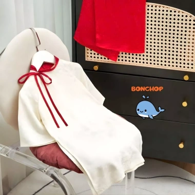 Áo Dài Bé Gái Cổ Tròn Cách Điệu Gấm Hà Đông Nơ Đỏ Size 11‑48kg – 207.500 VNĐ BONCHOP