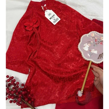Áo dài bé gái Mimi Kids set áo dài + quần lụa đính hoa cúc truyền thống, phù hợp từ 7-27kg, giá ưu đãi 209.000₫