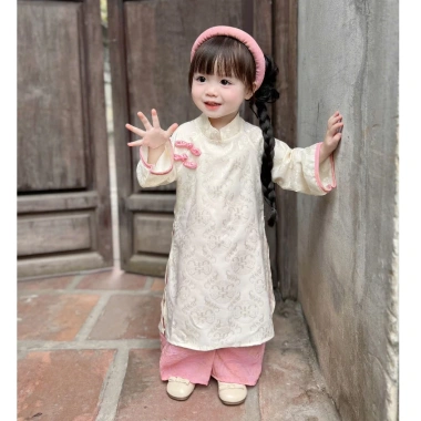 Áo dài bé gái Tết 2.026 gấm lụa cao cấp, hoa cài ngực, tặng bờm, chỉ 199k 3