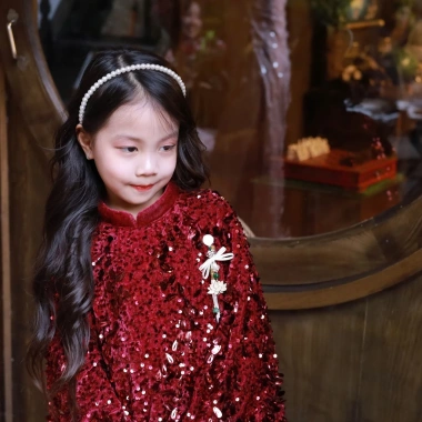 Áo Dài Bé Gái Vĩ Cầm Tết 2.026 Liena Closet - Sequin cao cấp, long lanh, lót lụa, giảm còn 450.000 VND 3 Áo Dài Bé Gái Vĩ Cầm Tết 2.026 Liena Closet - Sequin cao cấp, long lanh, lót lụa, giảm còn 450.000 VND 3