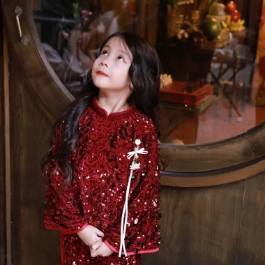 Áo Dài Bé Gái Vĩ Cầm Tết 2.026 Liena Closet - Sequin cao cấp, long lanh, lót lụa, giảm còn 450.000 VND 7 Áo Dài Bé Gái Vĩ Cầm Tết 2.026 Liena Closet - Sequin cao cấp, long lanh, lót lụa, giảm còn 450.000 VND 7