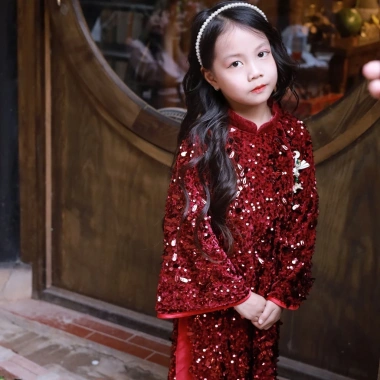 Áo Dài Bé Gái Vĩ Cầm Tết 2.026 Liena Closet - Sequin cao cấp, long lanh, lót lụa, giảm còn 450.000 VND 8 Áo Dài Bé Gái Vĩ Cầm Tết 2.026 Liena Closet - Sequin cao cấp, long lanh, lót lụa, giảm còn 450.000 VND 8