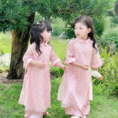 Áo dài bé Sora bébé Thiên An chất liệu tơ siêu nhẹ in nơ xinh đẹp dáng suông cổ sen tay lỡ 1-6 tuổi - Giá ưu đãi 305.000 VND