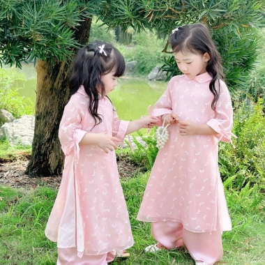 Áo dài bé Sora bébé Thiên An chất liệu tơ siêu nhẹ in nơ xinh đẹp dáng suông cổ sen tay lỡ 1-6 tuổi - Giá ưu đãi 305.000 VND 4 Áo dài bé Sora bébé Thiên An chất liệu tơ siêu nhẹ in nơ xinh đẹp dáng suông cổ sen tay lỡ 1-6 tuổi - Giá ưu đãi 305.000 VND 4