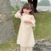 Áo dài bé Sora bébé Thiên An chất liệu tơ siêu nhẹ in nơ xinh đẹp dáng suông cổ sen tay lỡ 1-6 tuổi - Giá ưu đãi 305.000 VND 7