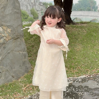 Áo dài bé Sora bébé Thiên An chất liệu tơ siêu nhẹ in nơ xinh đẹp dáng suông cổ sen tay lỡ 1-6 tuổi - Giá ưu đãi 305.000 VND 7 Áo dài bé Sora bébé Thiên An chất liệu tơ siêu nhẹ in nơ xinh đẹp dáng suông cổ sen tay lỡ 1-6 tuổi - Giá ưu đãi 305.000 VND 7