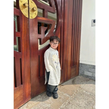 Áo dài bố và bé trai Trung Thu Tết 2.025 - Vải gấm thêu phượng màu kem, áo dài Nga NG25.812 - Giá ưu đãi 289.000₫