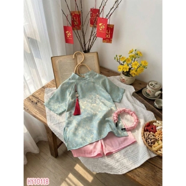 Áo Dài Cách Tân Bé Gái Gấm Vân Chìm Set Tết 2.026 Kèm Quần Lụa & Tua Rua Sang Trọng 4