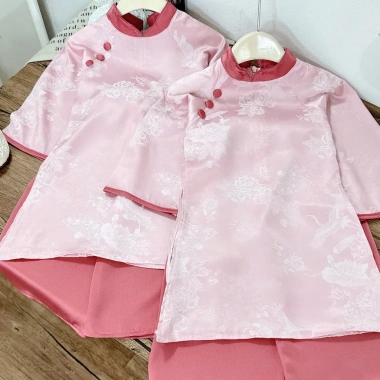 Áo dài cách tân bé gái lụa tơ hồng xinh xắn 10-27kg - Thiết kế tinh tế, mềm mại, mặc Tết & chụp ảnh, Giá ưu đãi 130.000₫ (giảm từ 156.000)