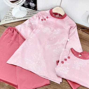 Áo dài cách tân bé gái lụa tơ hồng xinh xắn 10-27kg - Thiết kế tinh tế, mềm mại, mặc Tết & chụp ảnh, Giá ưu đãi 130.000₫ (giảm từ 156.000) 4 Áo dài cách tân bé gái lụa tơ hồng xinh xắn 10-27kg - Thiết kế tinh tế, mềm mại, mặc Tết & chụp ảnh, Giá ưu đãi 130.000₫ (giảm từ 156.000) 4
