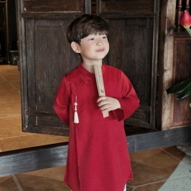 Áo dài cách tân bé trai lụa thiên tụ mềm mịn, màu nổi bật, sang xịn chụp ảnh Tết – Giảm tới 250.750₫ 5