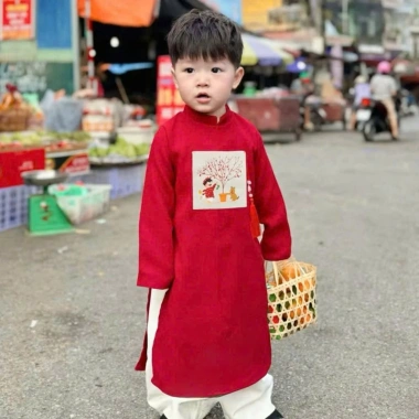 Áo dài cách tân Tết 2.026 họa tiết em bé bên cây Mai cho bé 8‑28kg - Giá ưu đãi 109k, thiết kế hiện đại, thoáng mát, phù hợp cả bé trai và bé gái