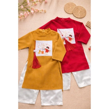 Áo dài cách tân Tết 2.026 họa tiết em bé bên cây Mai cho bé 8‑28kg - Giá ưu đãi 109k, thiết kế hiện đại, thoáng mát, phù hợp cả bé trai và bé gái