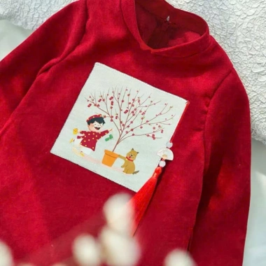 Áo dài cách tân Tết 2.026 họa tiết em bé bên cây Mai cho bé 8‑28kg - Giá ưu đãi 109k, thiết kế hiện đại, thoáng mát, phù hợp cả bé trai và bé gái