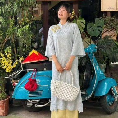 Áo dài dáng suông tay lỡ, cổ tàu rộng, cúc sò, họa tiết in chìm – chỉ 79.000₫ 3 Áo dài dáng suông tay lỡ, cổ tàu rộng, cúc sò, họa tiết in chìm – chỉ 79.000₫ 3