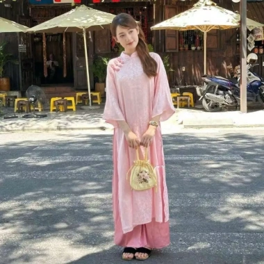 Áo dài dáng suông tay lỡ, cổ tàu rộng, cúc sò, họa tiết in chìm – chỉ 79.000₫ 4 Áo dài dáng suông tay lỡ, cổ tàu rộng, cúc sò, họa tiết in chìm – chỉ 79.000₫ 4