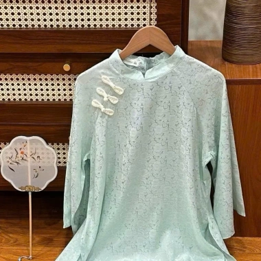 Áo dài dáng suông tay lỡ, cổ tàu rộng, cúc sò, họa tiết in chìm – chỉ 79.000₫