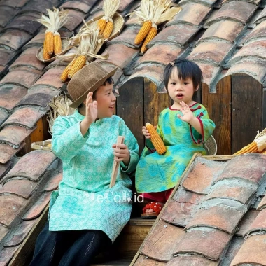 Áo dài gấm cách tân cho bé trai - Hoa văn cổ điển Á Đông, không kèm quần, giá ưu đãi 189k