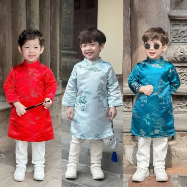 Áo Dài Gấm Dệt Bé Trai 2.024 – Sang trọng, Giá ưu đãi 210.000₫ (Giá gốc 268.800₫)