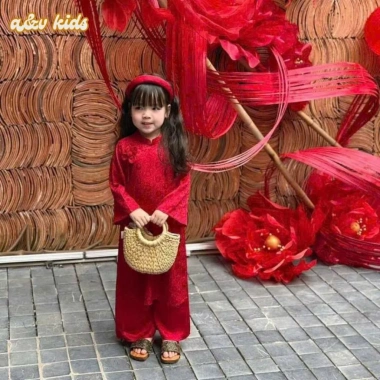 Áo dài gấm lụa 2 lớp hoa cúc đỏ A&V KIDS cho bé gái - Tết 2.026 giá 230k