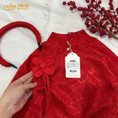 Áo dài gấm lụa 2 lớp hoa cúc đỏ A&V KIDS cho bé gái - Tết 2.026 giá 230k
